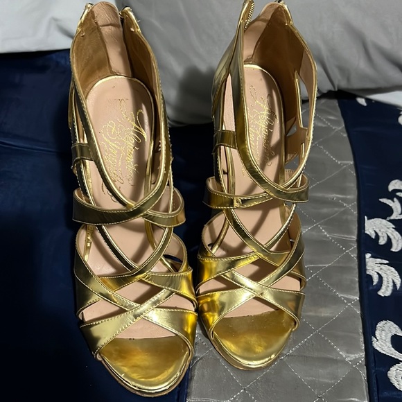 Gold heels - Picture 1 of 2